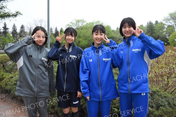中学女子４００メートルリレーで１位の５１秒４０を記録した札内