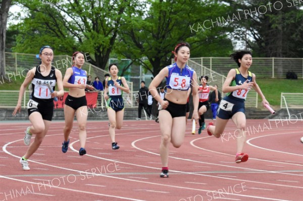 【中学女子４００メートルリレー３組】札内のアンカー・大石真央（右）が芽室、緑南との勝負を抑えて１位でゴールした