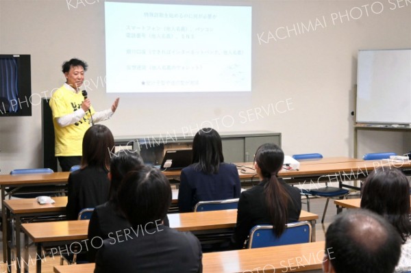 詐欺について説明し、注意を呼び掛ける佐藤２課長