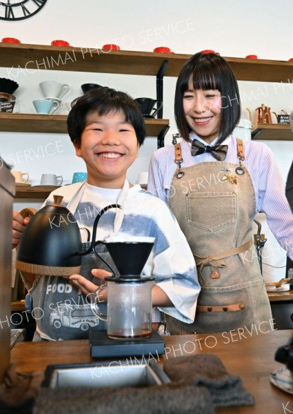 １２歳のプロフェッショナル　一杯のコーヒーで来店客を魅了