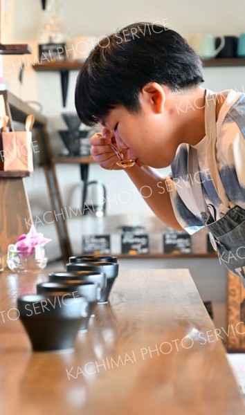 コーヒーの風味を確かめるため「カッピング」をする