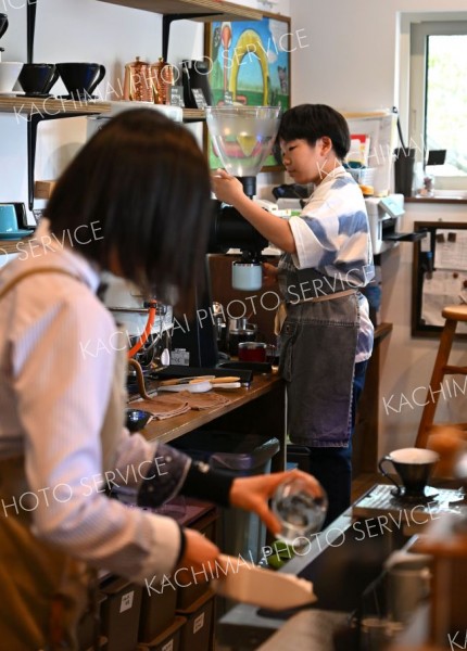 １２歳のプロフェッショナル　一杯のコーヒーで来店客を魅了 写真5