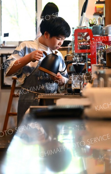 １２歳のプロフェッショナル　一杯のコーヒーで来店客を魅了 写真7