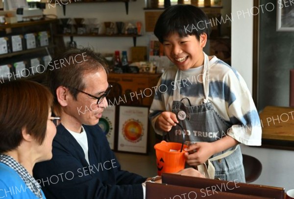 １２歳のプロフェッショナル　一杯のコーヒーで来店客を魅了 写真9