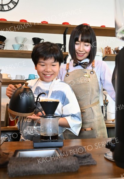 ハンドドリップする晴日さん（左）と母の香織さん