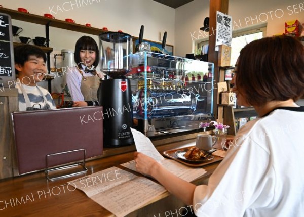 １２歳のプロフェッショナル　一杯のコーヒーで来店客を魅了 写真16