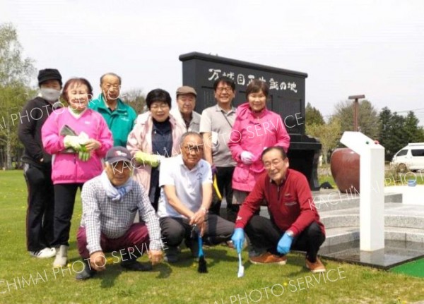 万城目正の歌碑清掃　幕別の紡ぐ会