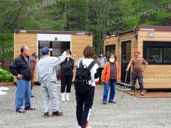 堺氏の沢に避難した住民たち