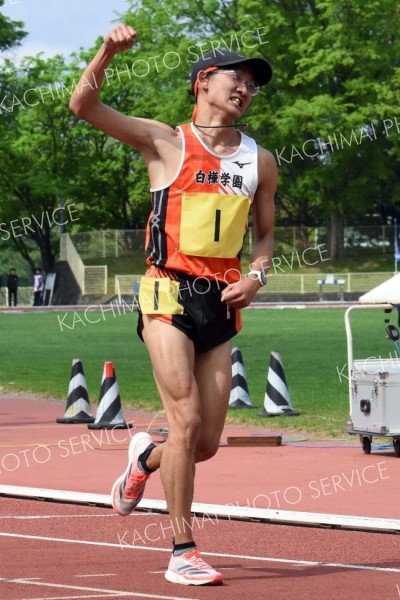 【男子５０００メートル競歩決勝】十勝高校記録に迫る２１分２８秒８２の大会新をマークし、ガッツポーズを見せる