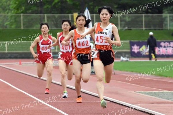 【女子１５００メートル決勝】ラスト２００メートルで先頭を奪い返し、逃げ切った中橋奏瑛（右、白樺学園）。２位に南柚衣（同２人目、同）が食い込んだ