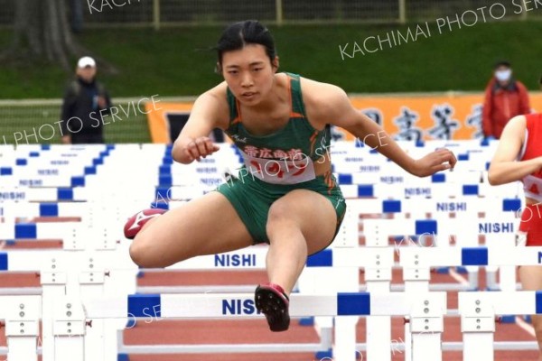 【女子１００メートル障害決勝】攻めのハードリングで自己新の１５秒３２で優勝した小山紗世（帯南商）