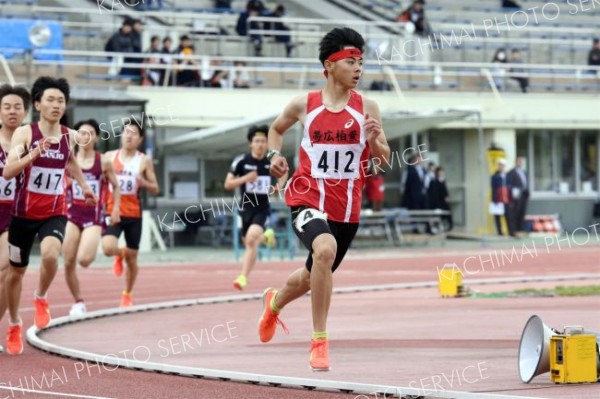【男子８００メートル決勝】大会記録に迫る１分５４秒７２の好タイムで優勝した山田和生（右、帯柏葉）