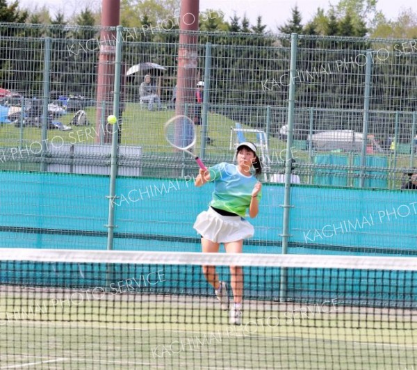 【女子団体戦決勝・帯大谷―帯三条】圧倒的な強さを見せて快勝した帯大谷の三崎心愛。個人戦も危なげなく単複を制した