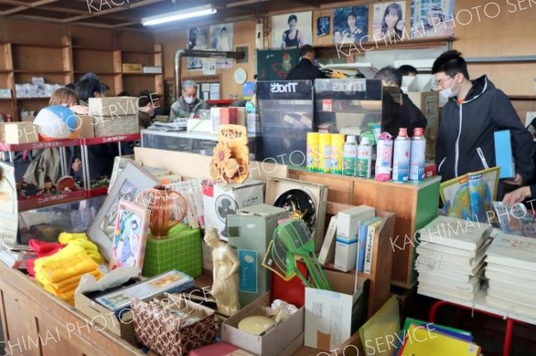 さまざまな商品が販売された