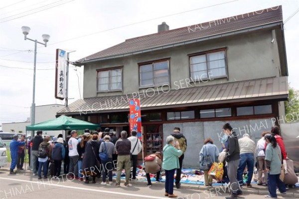 多くの来店客でにぎわった真柳商店