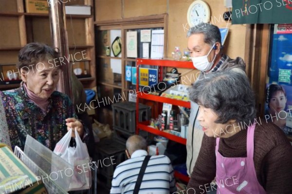 来店客に心込めて接客する真柳さん（右）