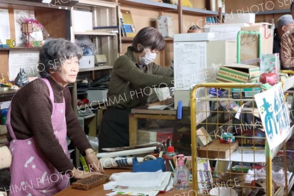 来店客をもてなすため店頭に達真柳さん（左）