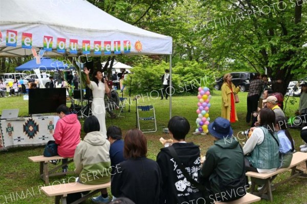 伸びのある美しい歌声を披露するトランスジェンダー女性で歌手のさくみさん