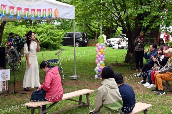 伸びのある美しい歌声を披露するトランスジェンダー女性で歌手のさくみさん