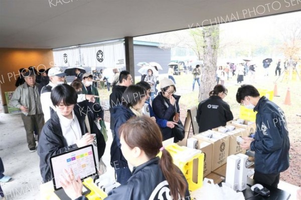 初日はあいにくの雨にもかかわらず、特価販売もあり、会計場所は行列ができた