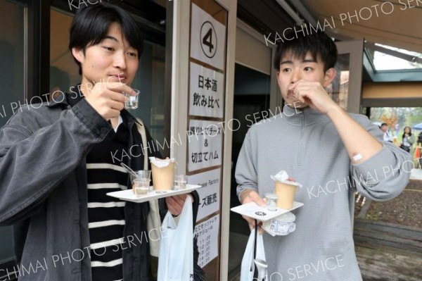 直詰めならではのしぼりたて生酒などを飲み比べる来場者