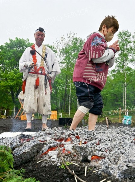 荒行「火渡り」で無病息災願う　剣山麓で第１回火まつり　清水