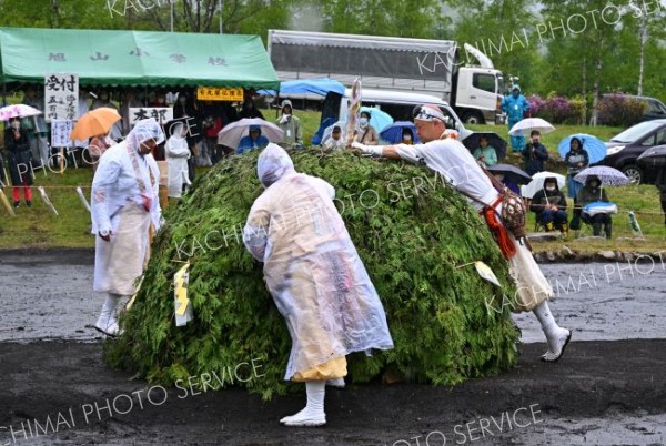 荒行「火渡り」で無病息災願う　剣山麓で第１回火まつり　清水 写真2