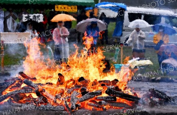 荒行「火渡り」で無病息災願う　剣山麓で第１回火まつり　清水 写真6