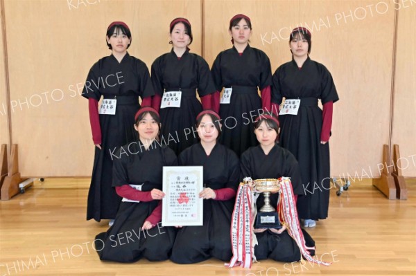 女子団体戦で優勝の帯大谷。