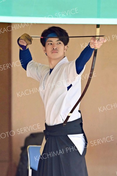 【男子個人戦・決勝】競射の３本目、優勝を決める一射を狙う本別