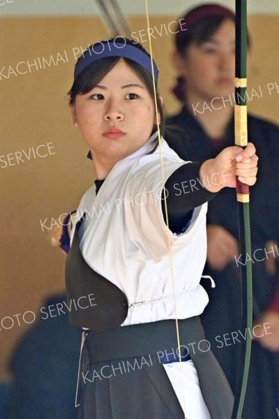 【女子個人戦・決勝】競射の１本目を的中させた帯南商