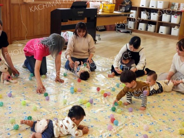 音楽に合わせて親子でボール遊び　浦幌子育て出前ミニ講座