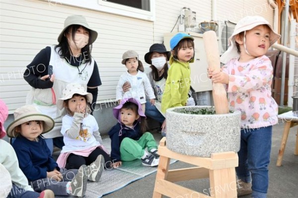 子ども用の道具で餅つきを体験する子どもたち