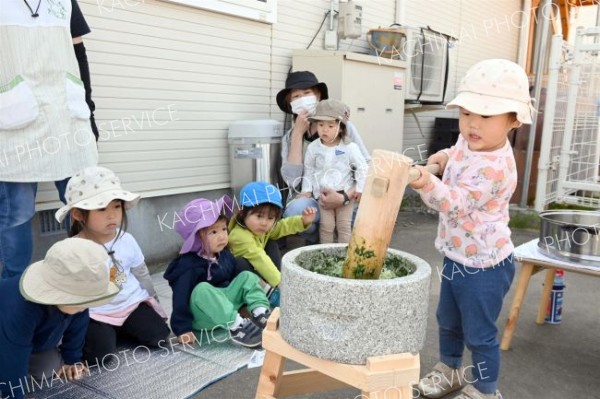 子ども用の道具で餅つきを体験する子どもたち