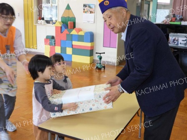 上浦幌ひまわり保育園にキッズスクーター寄贈　浦幌ライオンズクラブ