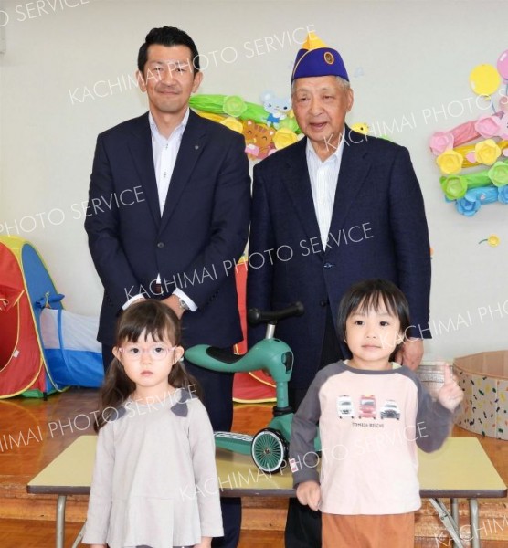 上浦幌ひまわり保育園にキッズスクーター寄贈　浦幌ライオンズクラブ 2