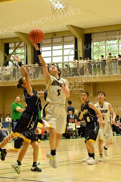【女子決勝・芽室ホルックス―札南ラビッツ】レイアップを決める芽室ホルックスの澁谷心咲（左から２人目、白ユニホーム）