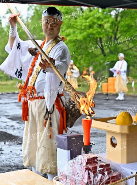 和ろうそくから炎を移し、護摩壇に点火する