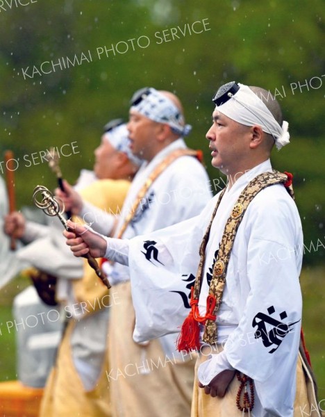 錫杖（しゃくじょう）を手に加持祈祷する