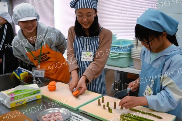 ワクワクッキング始まる、児童ら弁当作りに挑戦　音更
