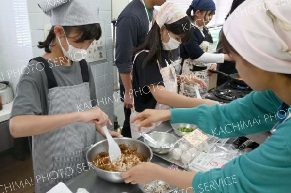 管理栄養士にアドバイスをもらいながら弁当作りに挑戦する児童