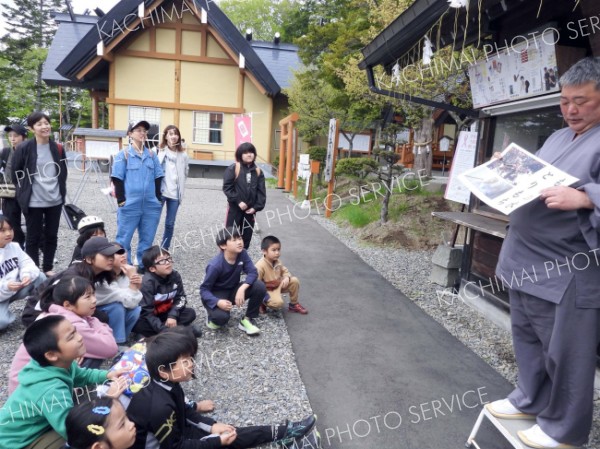 餅の文化を紹介した背古宮司（右）