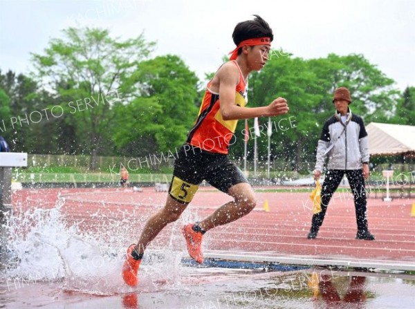 【男子３０００メートル障害決勝】９分２５秒５８の大会新で優勝した