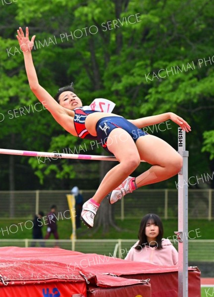 【女子走り高跳び決勝】１メートル５５を成功させた