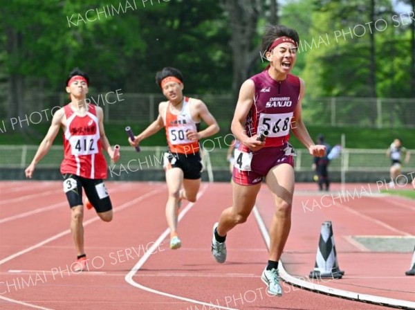 【男子１６００メートルリレー決勝】帯三条の最終走者・澤山礼慈（右）はトップでゴールしガッツポーズする