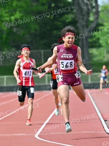 【男子１６００メートルリレー】帯三条の最終走者・澤山礼慈（右）は他選手の追走を退けガッツポーズでゴール