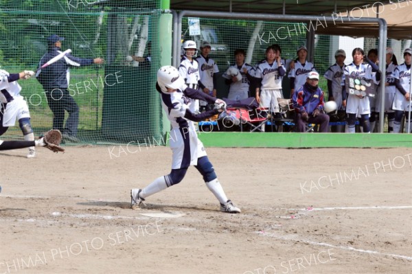 【リーグ戦・帯大谷―帯南商】帯大谷は３回、先頭打者の手塚仁菜が左中間を破る三塁打を放ち、追加点のきっかけをつくる