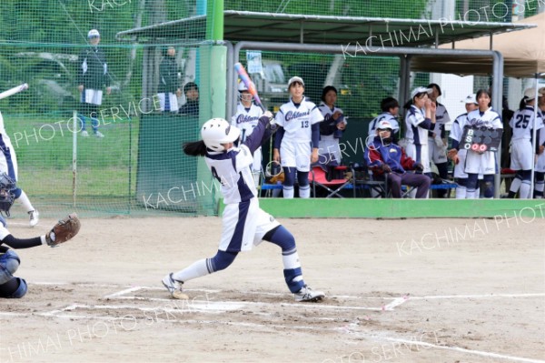 【リーグ戦・帯大谷―帯南商】帯大谷は１回２死三塁で手塚仁菜が左中間へ適時打を放ち、２―０とする