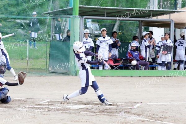 【リーグ戦・帯大谷―帯南商】帯大谷は１回２死三塁で手塚仁菜が左中間へ適時打を放ち、２―０とする