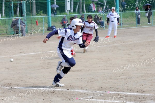 【リーグ戦・帯大谷―帯南商】帯大谷は４回２死一、二塁で渡辺蒼生が投前へセーフティーバントを決める。渡辺は３打数３安打３打点の活躍で勝利に貢献した